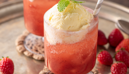 【いちごミルクの素でつくる】おうちでカフェ気分♩いちごクリームソーダ