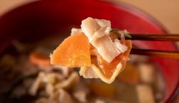 ＼ お湯を注ぐだけで具だくさん豚汁！ ／