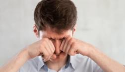 目をこすったら、アカン！！