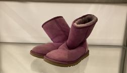 【UGG】ピンクスウェードのムートンブーツ