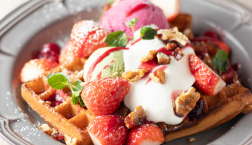 いちごワッフル販売開始しました!