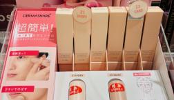保湿エッセンス配合！新商品のスティックファンデーションはブラシ一体型♥肉球ブラシがカワイイと大好評です♪